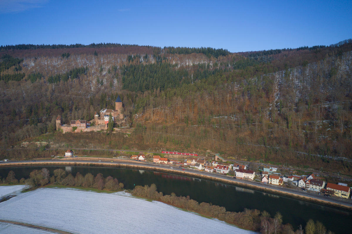 Am 15.01.2021 ist unterhalb der Burg Zwingenberg eine S1 nach Osterburken unterwegs. (Drohnenaufnahme)