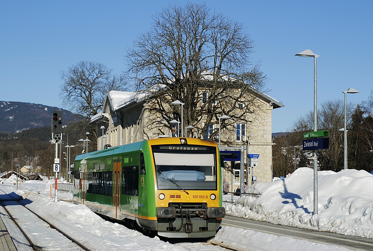 Am 15.02.2019 steht 650 650 abfahrbereit nach Grafenau vor dem Zwieseler Bahnhofsgebäude
