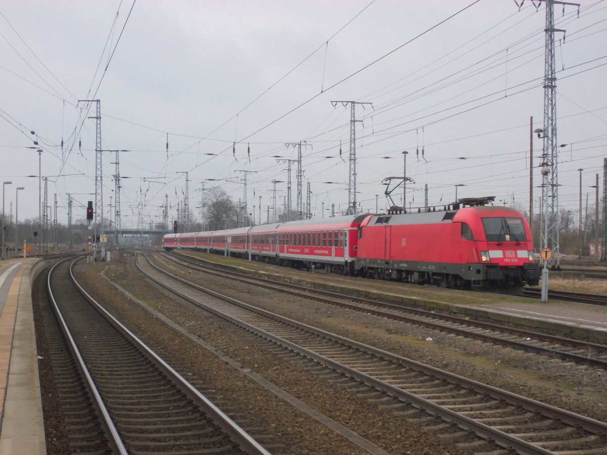 Am 15.03.2015 kam 182 024 mit ihrem IRE aus Berlin nach Stendal und fuhr weiter in Richtung Hamburg.Hier musste der IRE als Rangierfahrt wieder in Richtung Berlin fahren um dann über Gleis 3 ihre Regulehre Ausfahrt ein zweites mal zu absolvieren. Meine Vermutung ist bestimmt eine Weichenstörung.