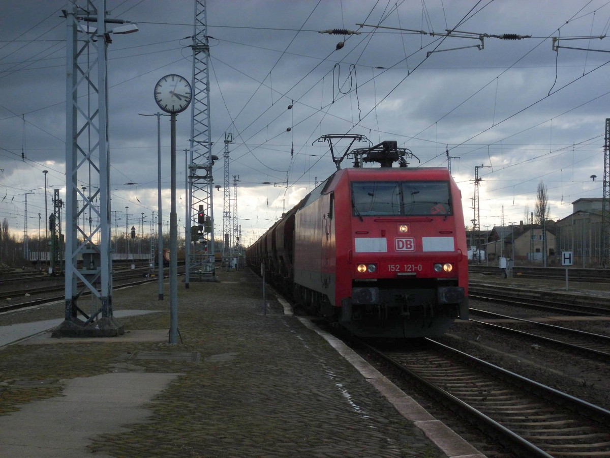 Am 15.03.2016 kam 152 121 mit einem Kalizug aus Richtung Wittenberge nach Stendal und fuhr weiter in Richtung Magdeburg.