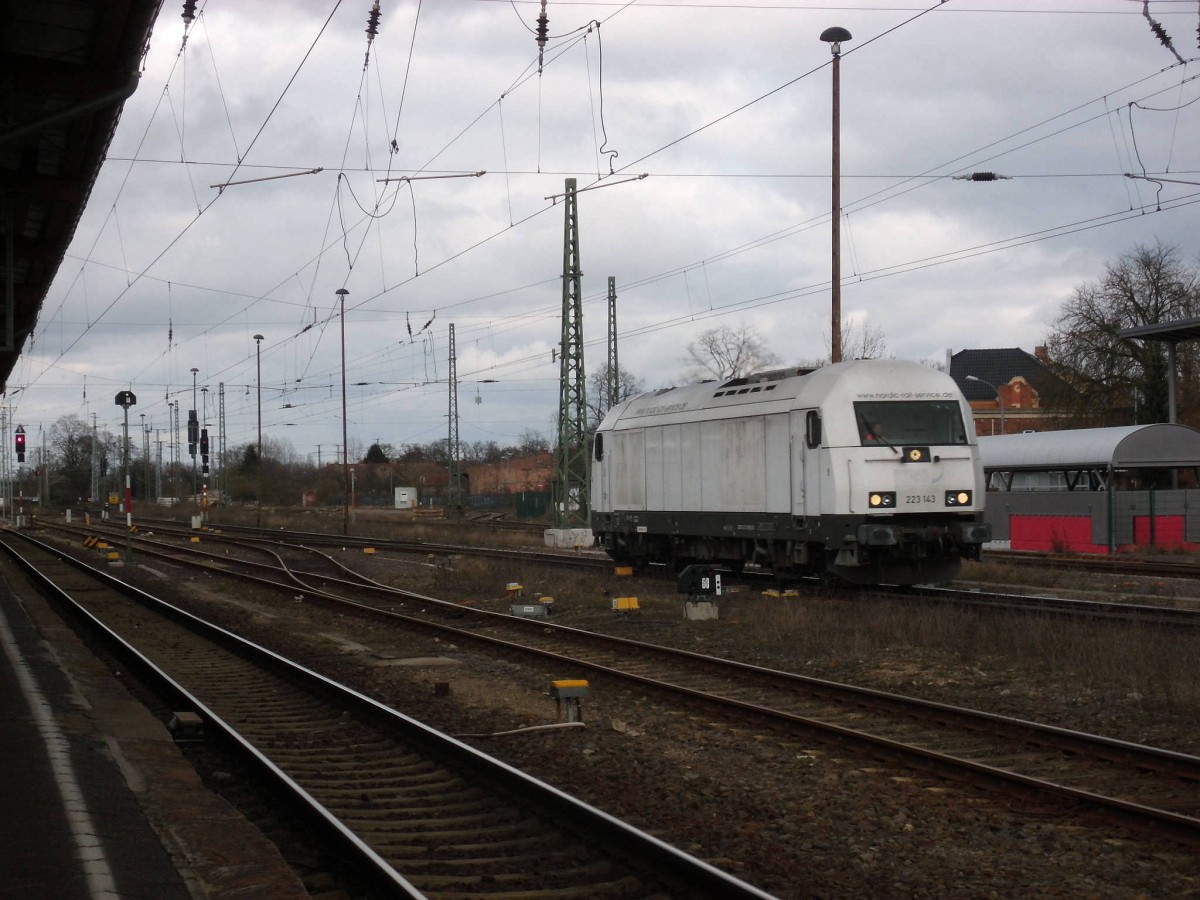 Am 15.03.2016 kam 223 143 mit einem Holzzug aus Richtung Salzwedel nach Stendal.Nach ihrem Umsetzen ging es weiter in Richtung Borstel/Niedergörne. 