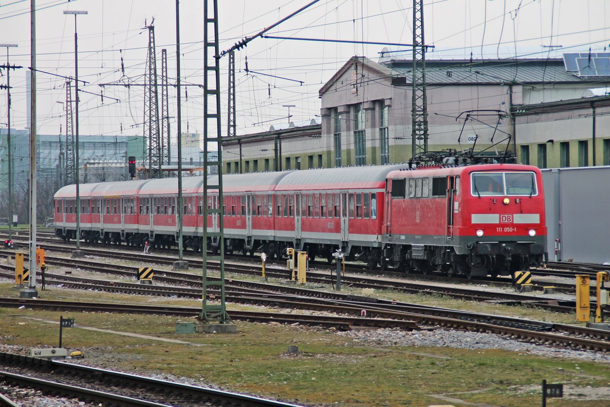 Am 15.03.2016 stand die Freiburger 111 0501 mit einer "nWagen