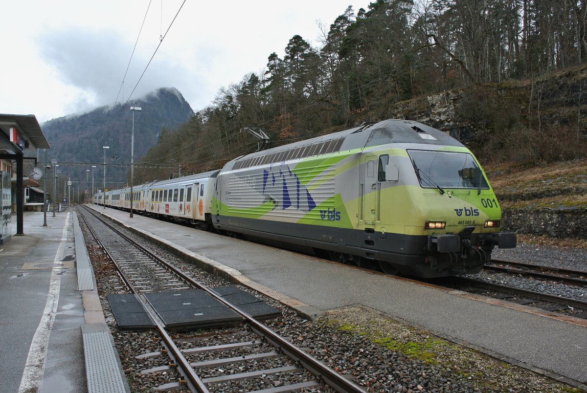 Am 15.03.2018 verkehrte die Re 465 001-6 ausnahmsweise am Kambly EWIII Pendel, im Bild ist der RE 3926 beim Wenden in Chambrelien.