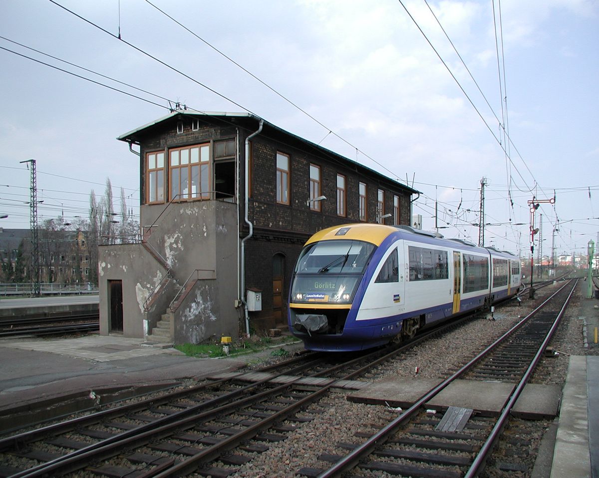 Am 15.04.2005 fuhr der Lausitzexpress, auf dem Weg von Leipzig nach Görlitz, in den Bahnhof Dresden Neustadt ein. Der Lausitzexpress war ein eigenwirtschaftliches Angebot der Lausitzbahn, welches von 2004 bis 2008 bestand.