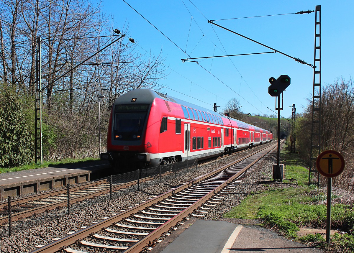 Am 15.04.2015 durchfährt der RE 10118 (Hamm (Westf) - Aachen Hbf) Eilendorf in Richtung Aachen. Schublok ist die 146 026-0.