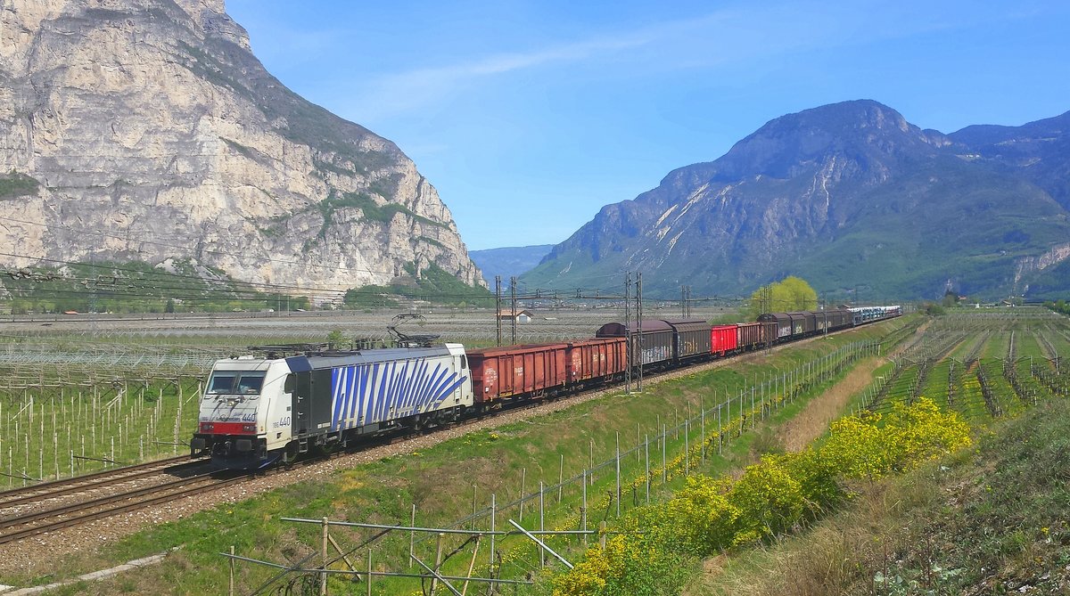 Am 15.04.2015 waren wir mit einem Kollegen im Italienurlaub. Hier zu sehen ein Güterzug mit der 186.440 von der Firma Lokomotion.