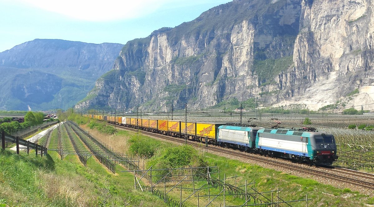 Am 15.04.2015 waren wir mit einem Kollegen im Italienurlaub. Auf diesem Bild ist ein Güterzug mit 2 Loks der Serie E 405 zu sehen.