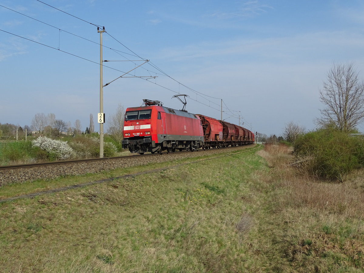 Am 15.04.2018 kam 152 080 mit einem Kalizug aus Richtung Magdeburg nach Stendal und fuhr weiter in Richtung Uelzen.