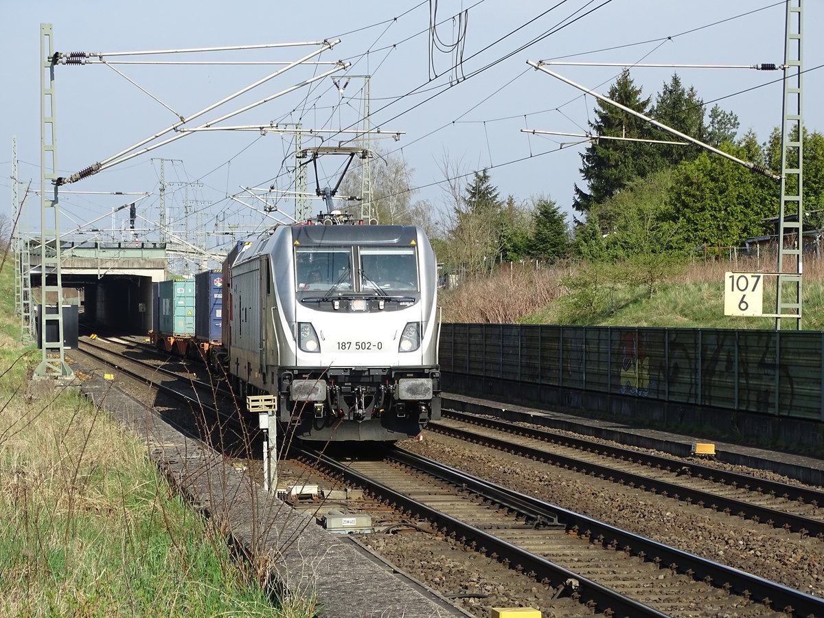 Am 15.04.2018 kam 187 502 mit einem Containerzug aus dem Stendaler Güterbahnhof und fuhr weiter in Richtung Hannover. 
