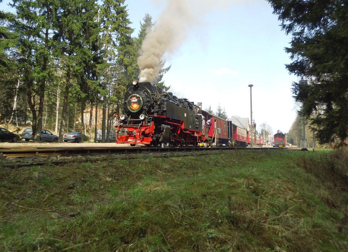 Am 15.04.2018 macht sich in Drei Annen Hohne der Mephisto-Express auf den Weg zum Brocken. 99 7232 ist dafür eingesetzt, die Gäste zur Faust-Aufführung auf den Berg mit dem teuflischen Hintergrund zufahren.