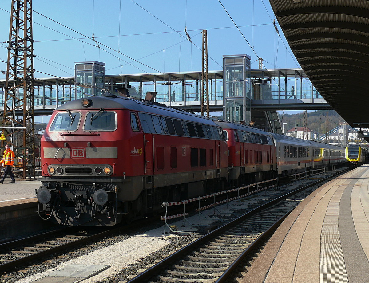 Am 15.04.2019 fuhren 218 476 und 218 495 mit dem IC 2013 (Dortmund Hbf - Oberstdorf Hbf) von Stuttgart Hbf bis Ulm Hbf. In Ulm hing 218 495, außerplanmäßig ab und wurde durch 218 499 ausgetauscht. Anschließend fuhr der Zug um 16:32 Uhr aus dem Ulmer Hauptbahnhof in Richtung Oberstdorf.