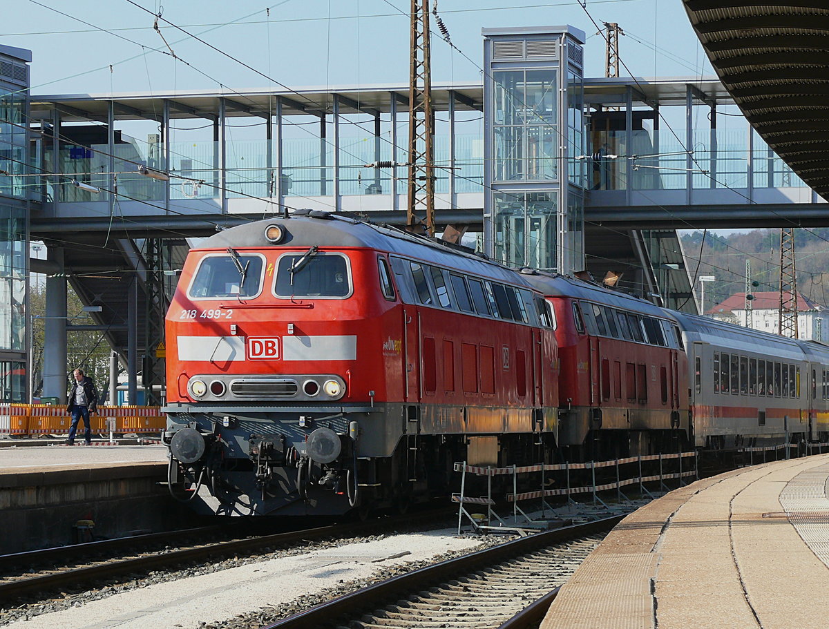 Am 15.04.2019 fuhren 218 476 und 218 495 mit dem IC 2013 (Dortmund Hbf - Oberstdorf Hbf) von Stuttgart Hbf bis Ulm Hbf. In Ulm hing 218 495, außerplanmäßig ab und wurde durch 218 499 ausgetauscht. Hier zusehen ist 218 476 und 218 499, die letztgebaute 218 die im Juli 2019 Fristablauf hat. Anschließend fuhr der Zug um 16:32 Uhr aus dem Ulmer Hauptbahnhof in Richtung Oberstdorf.