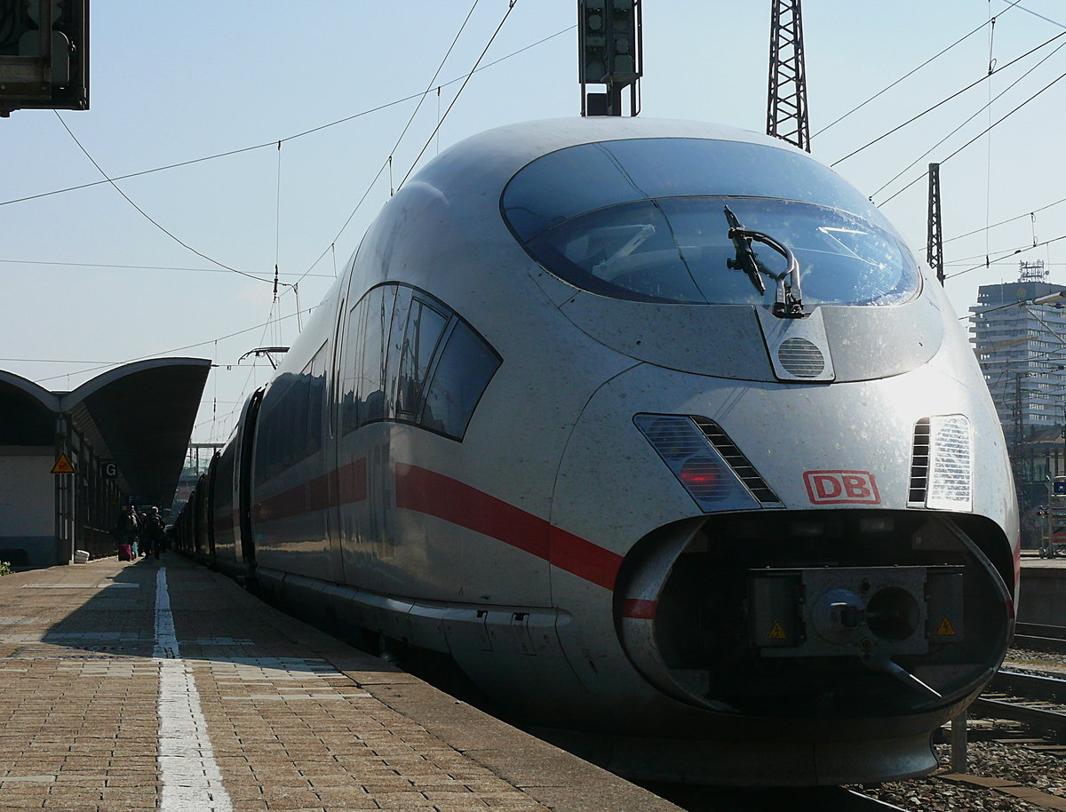 Am 15.04.2019 standen 403 060 und 403 025 auf Gleis 3 im Ulmer Hauptbahnhof. Dieser Zug verkehrte als ICE 517 von Dortmund Hbf nach München Hbf. Der ICE hielt, anders als sonst auf Gleis 2, auf Gleis 3, da Gleis 2 durch die RB nach Stuttgart, diese hatte Verspätung, blockiert war.