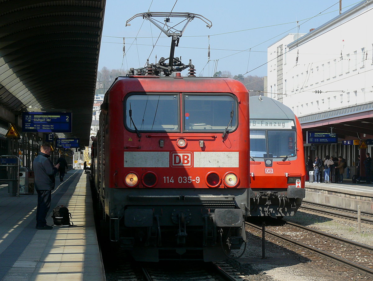 Am 15.04.2019 steht 114 035 vor der RB 19250 nach Stuttgart HBF. Hinter sich hat sie die 146 202, diese stellte sie kurz darauf im Ulmer Gleisfeld ab und fuhr mit der RB nach Stuttgart.