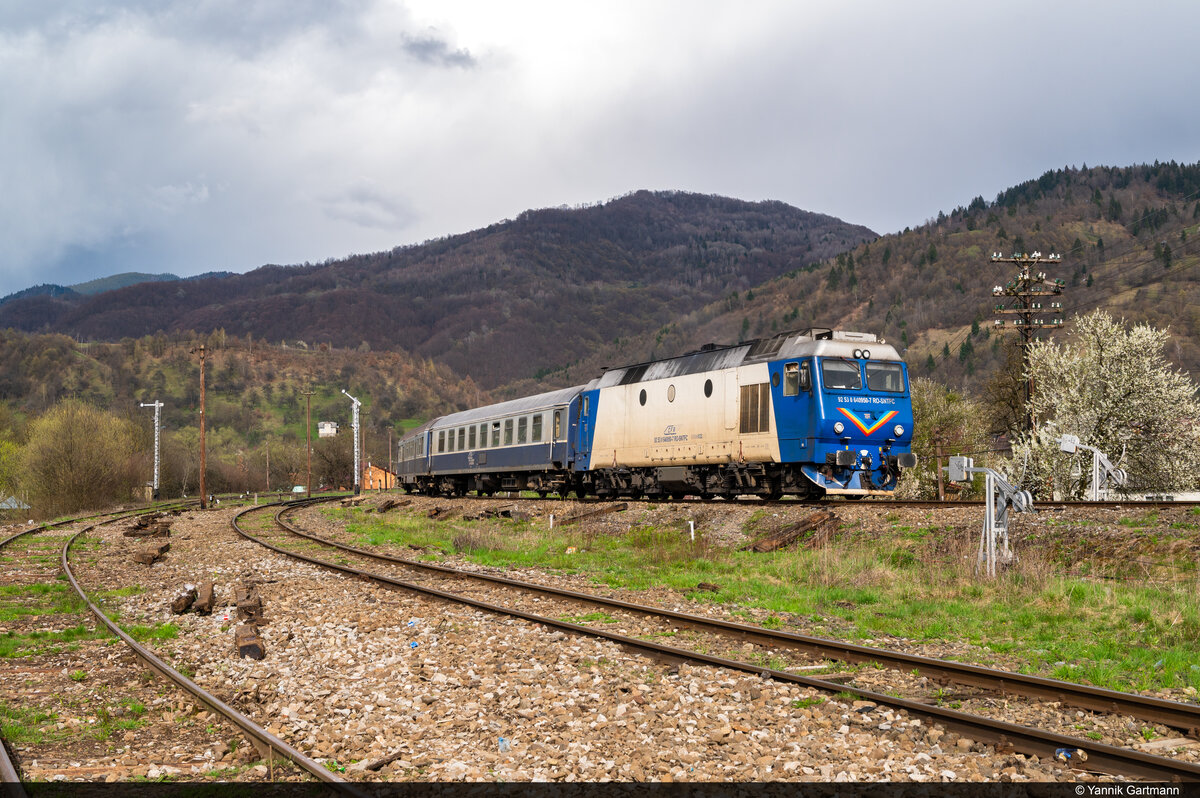 Am 15.04.2023 fährt CFR Călători 64 0950 mit dem Regio 4116 aus dem Bahnhof von Valea Vișeului, Rumänien und konnte hier mit einem sicheren Abstand aufgenommen werden