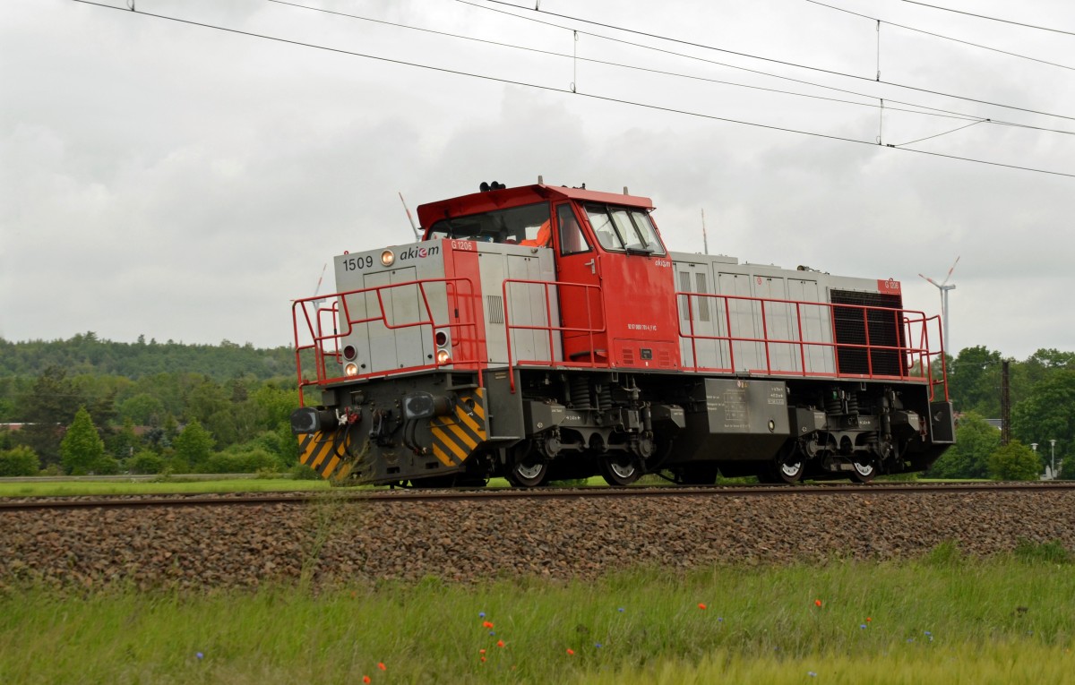 Am 15.05.14 fuhr die von der Regiobahn Bitterfeld eingesetzte französische MaK 61 701 Lz durch Burgkemnitz Richtung Bitterfeld. 
