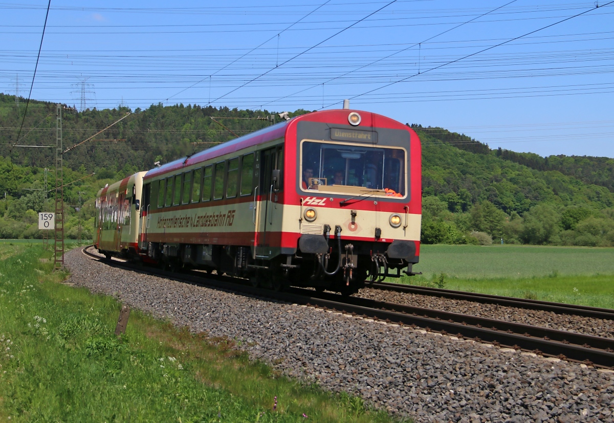 Am 15.05.2015 befanden sich der 626 143-1 und ein Triebzug der Baureihe 650 der HZL auf dem Weg in Richtung Süden. Aufgenommen zwischen Mecklar und Ludwigsau-Friedlos.