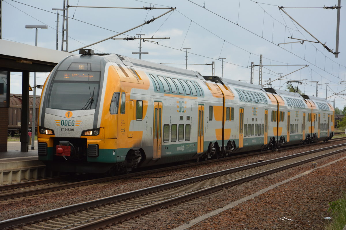 Am 15.05.2016 fährt dieser ET 445 (445.101) auf der Linie RE 2 (63859) nach Wittenberge. Dieser Zug nutz gleich den Halt in Nauen um den ICE 800 nach Hamburg-Altona vorbei zulassen.
