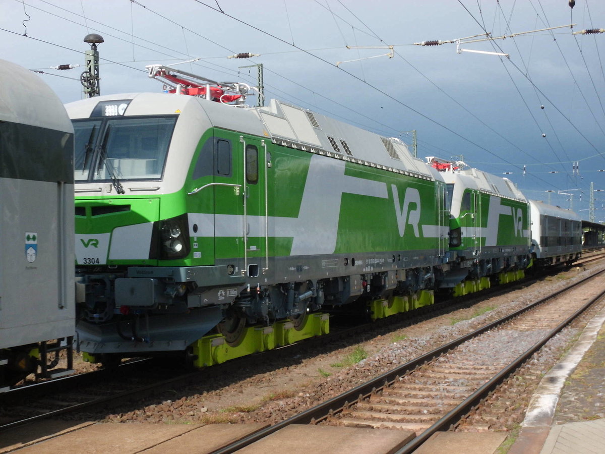 Am 15.05.2016 kam 103 222 (Zugnummer DbZ 83282) mit den 2(91 10 3103 303-6&91 10 3103 304-4) Finnischen Vectrons durch Stendal. Dieser Zug war 4Std.vor ihrem eigentlichen Fahrplan statt 21:31 kam sie schon 17:30 durch Stendal. 