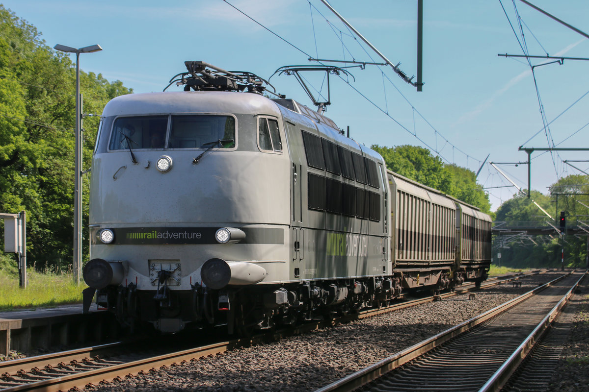 Am 15.05.2017 konnte ich 103 222 mit 2 Schutzwagen in Lindern mit dem Ziel Aachen-West fotografieren. 