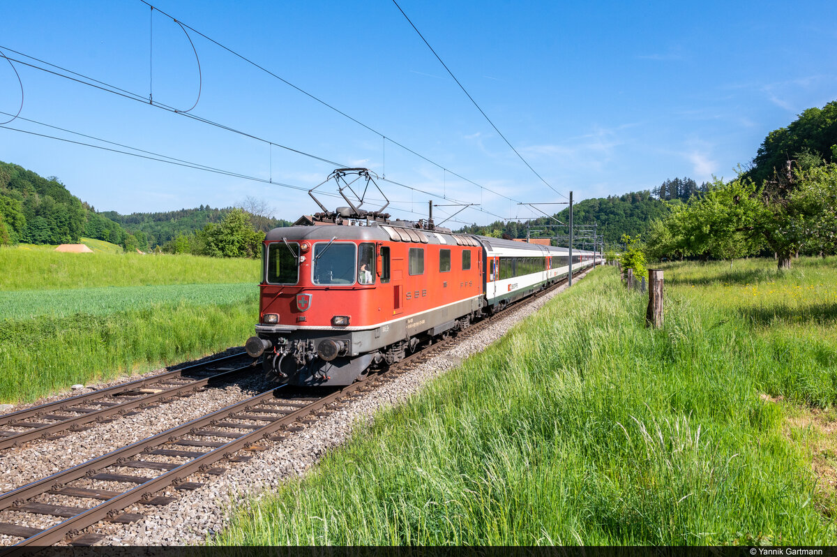 Am 15.05.2022 ist SBB Re 420 116 unterwegs mit einem Fanzug nach Bern Wankdorf und konnte hier bei Burgdorf, Grafenschüren aufgenommen werden