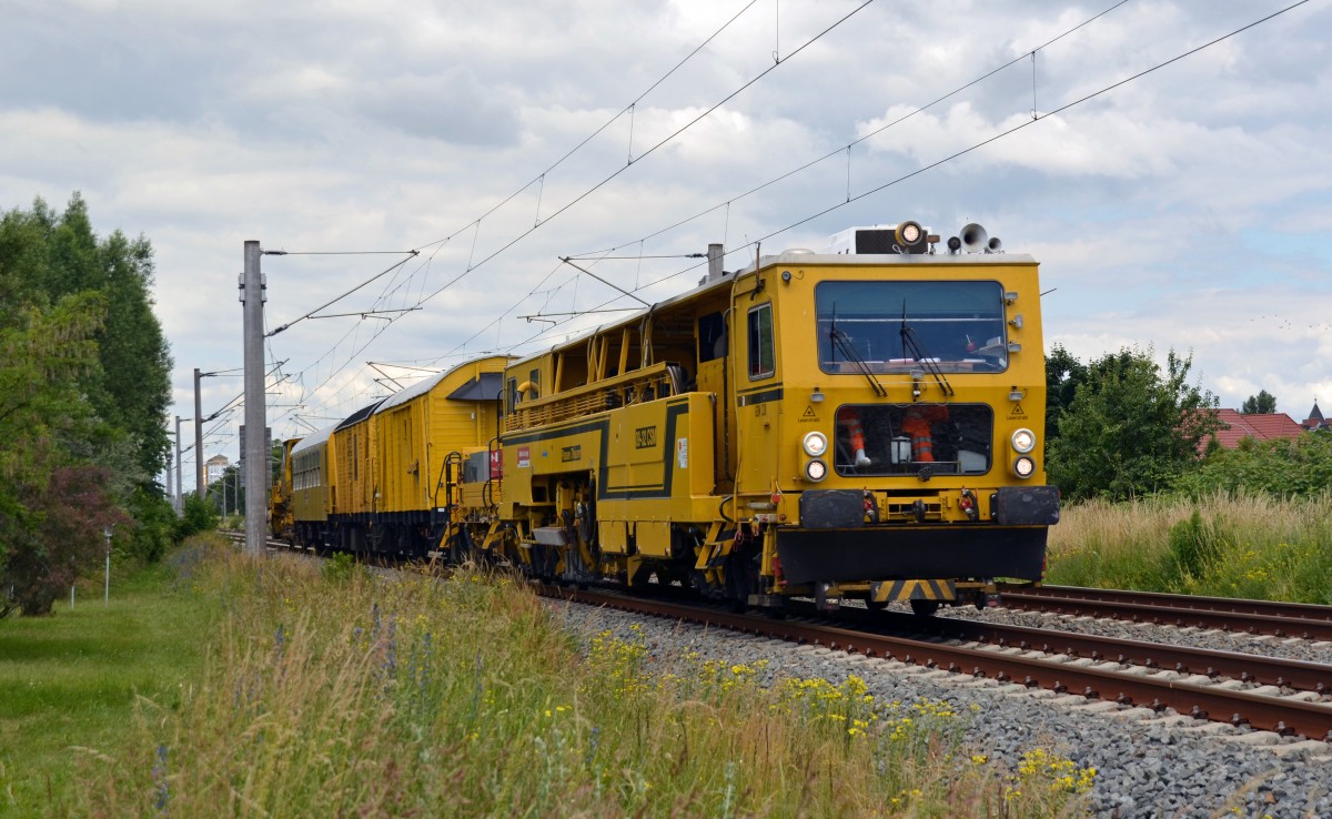 Am 15.06.14 rollte eine Stopfmaschine mit weiteren Bauzugwagen und Profiliermaschine durch Greppin Richtung Bitterfeld.