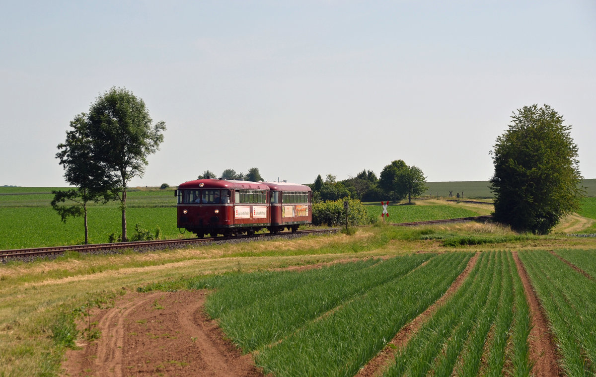 Am 15.06.17 erreichen die beiden Triebwagen der Mainschleifenbahn als Leerfahrt Seligenstadt. Es führt der Motorwagen 796 702 gefolgt vom Beiwagen 996 726.
