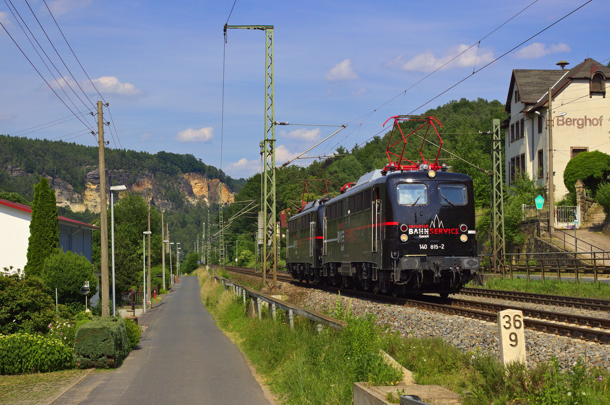 Am 15.06.17 konnte ein Doppelchen zweier EBS 140er nahe dem Hp. Kurort Rathen aufgenommen. 
Nachdem diese beiden einen Zug nach Bad Schandau brachten, ging es ohne Last für die beiden wieder richtung Westen. 
