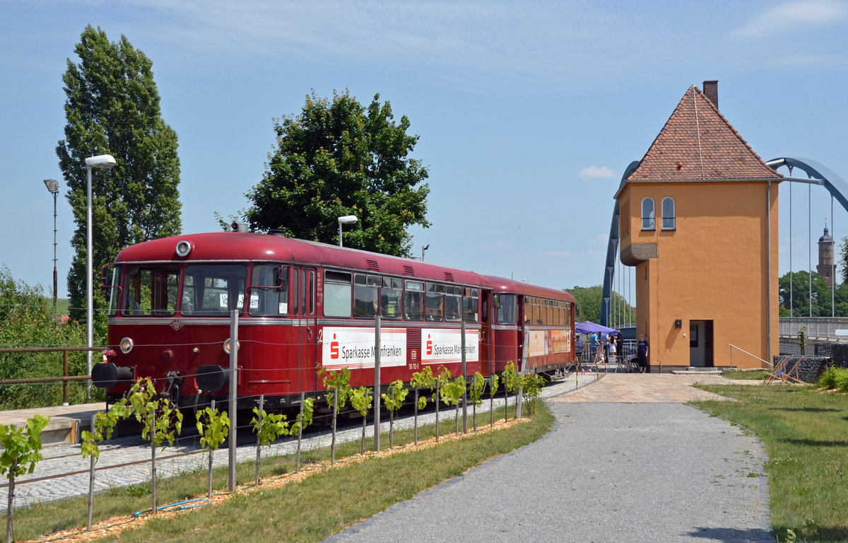 Am 15.06.17 warten die beiden Triebwagen der Mainschleifenbahn am Streckenendpunkt in Volkach-Astheim auf die Abfahrt nach Seligenstadt.