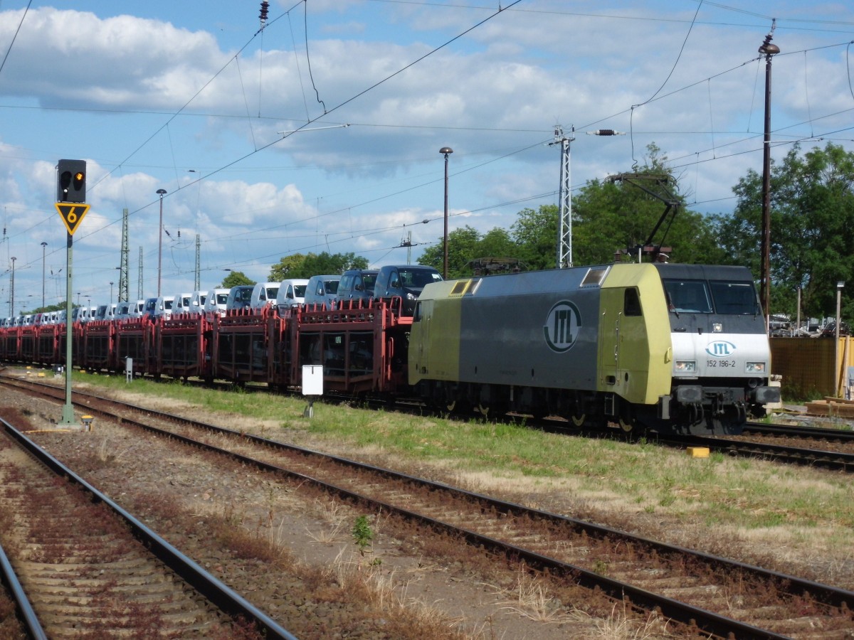 Am 15.06.2014 kam 152 196 mit einem VW Zug aus Richtung Berlin nach Stendal und fuhr weiter in Richtung Hannover.