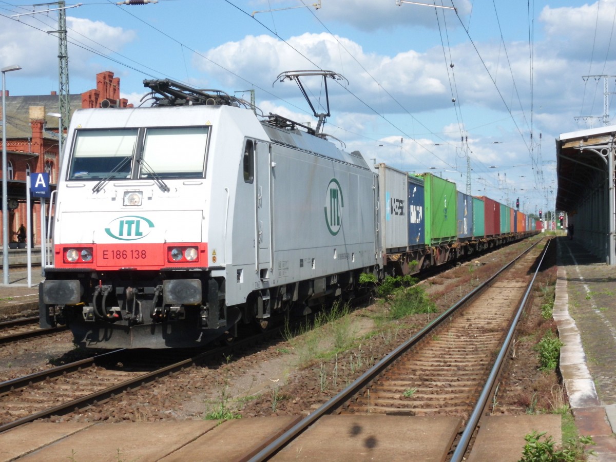 Am 15.06.2014 kam 186 138 mit einem Containerzug aus Richtung Magdeburg nach Stendal und fuhr weiter in Richtung Wittenberge.