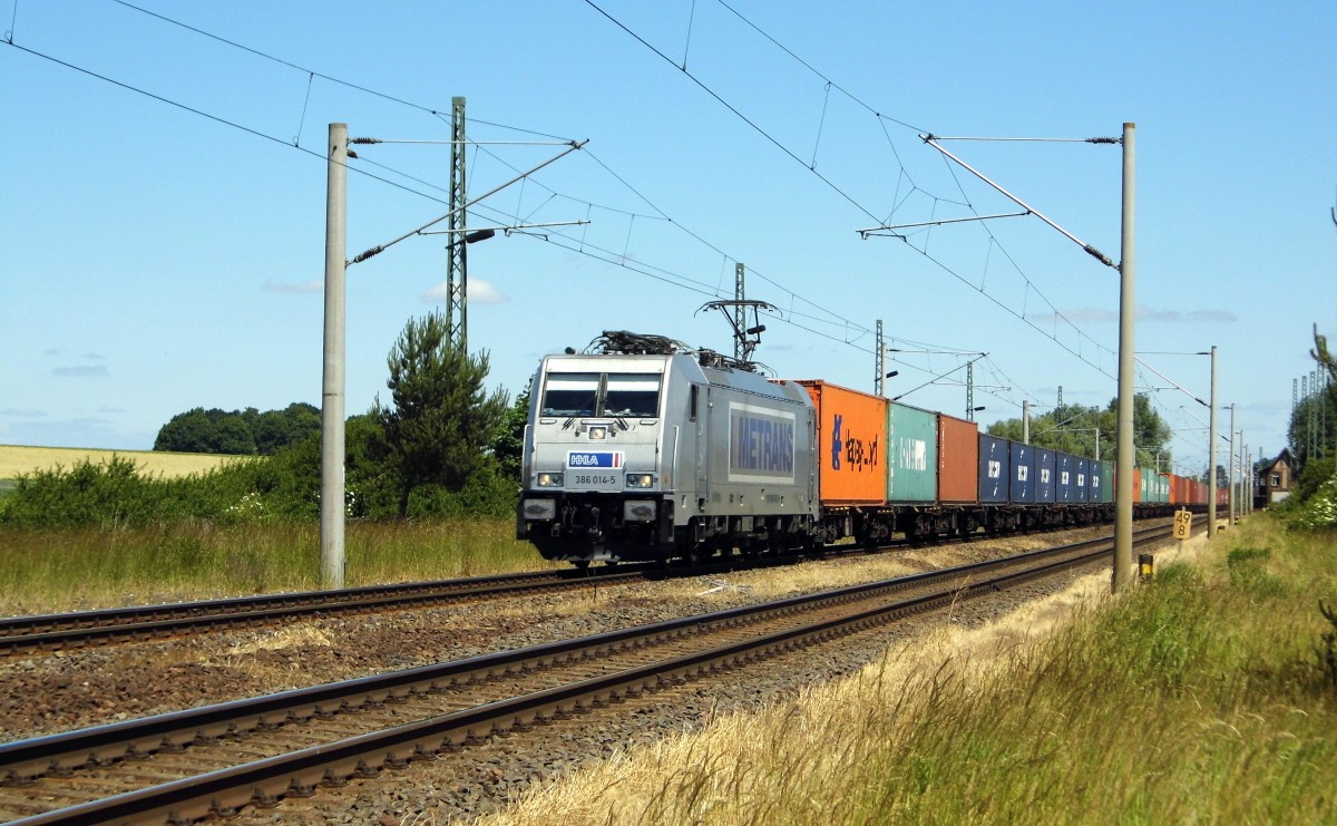 Am 15.06.2015 kam die 386 014-5 von der METRANS aus der Richtung Stendal nach Demker und fuhr weiter in Richtung Magdeburg .