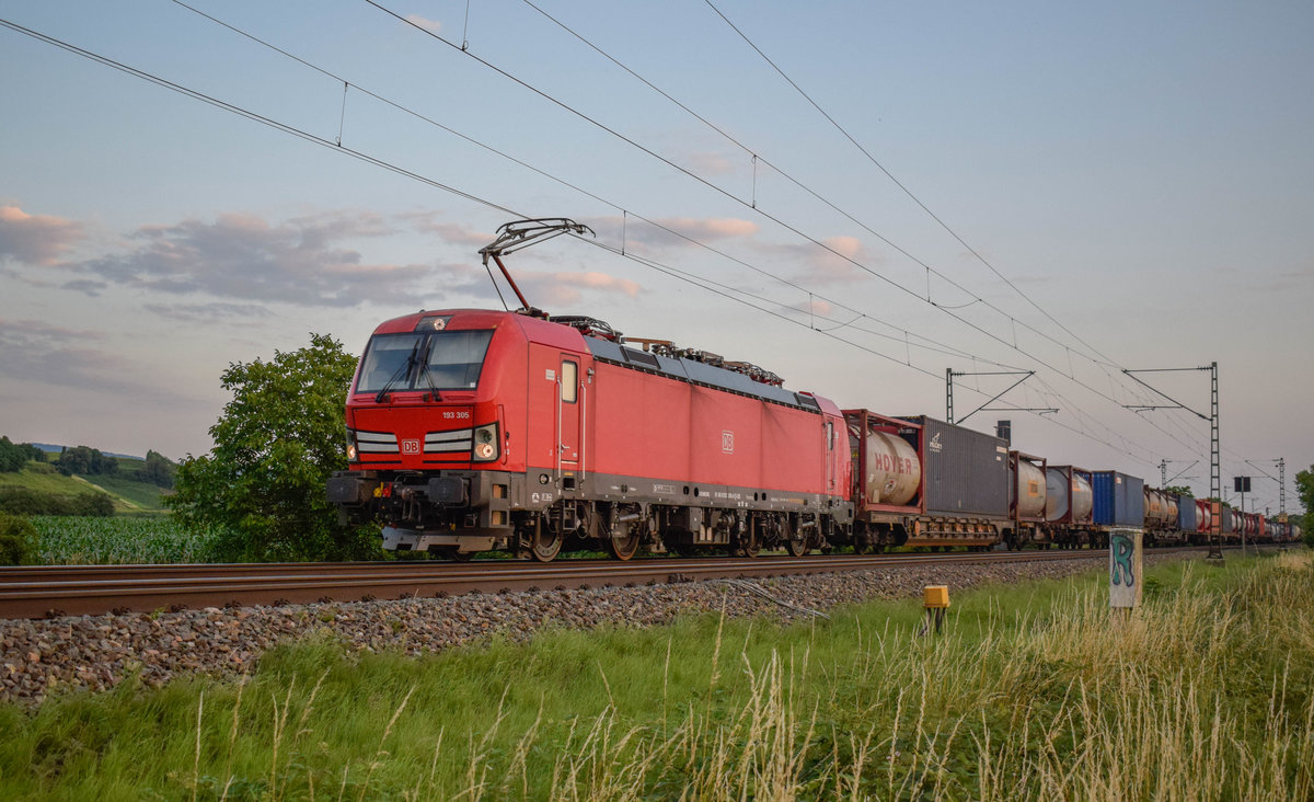 Am 15.06.2018 war die recht neue 193 305 mit einem KV-Zug von Basel SBB GB nach Rotterdam Maasvlakte West unterwegs. Im letzten Licht rollte sie an mir vorbei in Richtung des Hp Buggingen.