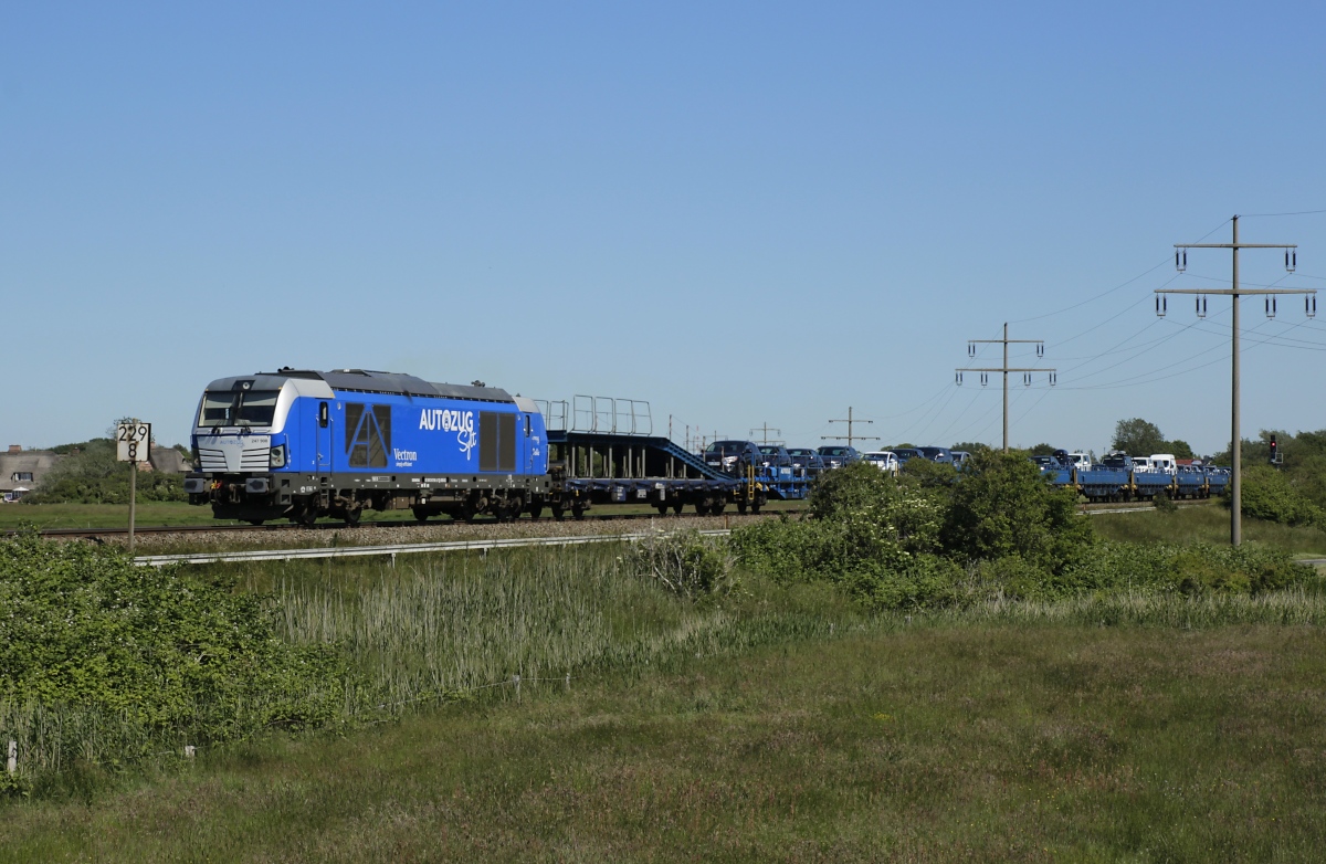 Am 15.06.2020 durchfährt 247 908 von Autozug Sylt mit einem Shutlle nach Westerland die Ortschaft Morsum 