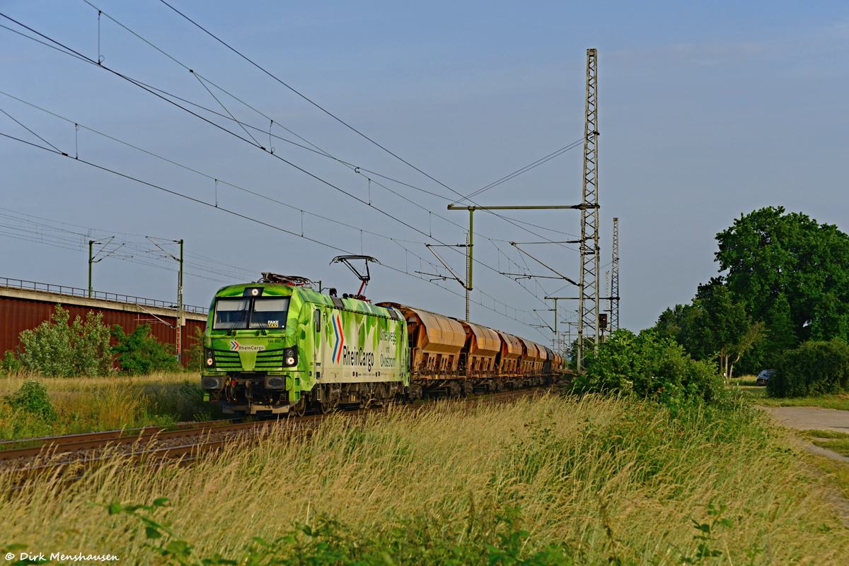 Am 15.06.2021 ist 192 032 (RheinCargo) bei Köln auf der rechten Rheinstrecke in Richtung Norden unterwegs.