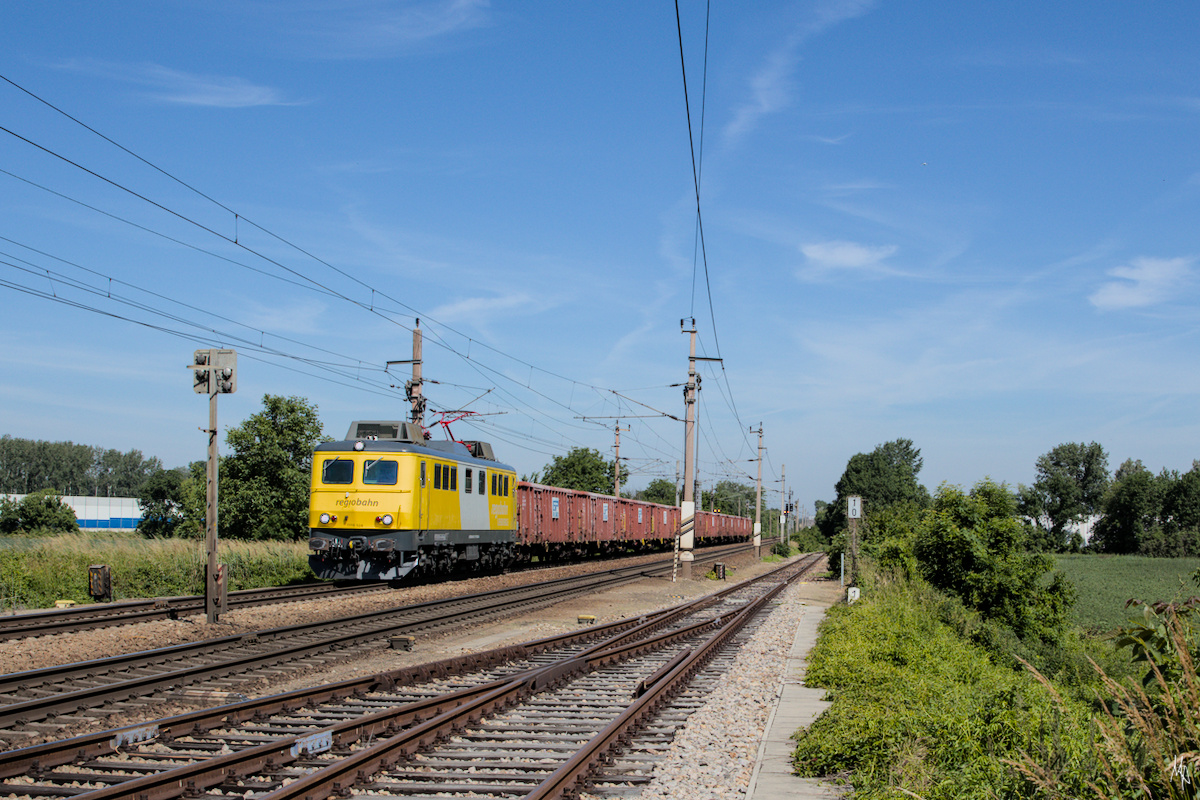 Am 15.06.2021 war die 1110.524 der Regiobahn mit dem bekannten Schlackezug unterwegs. Hier bei der Einfahrt nach Korneuburg.
