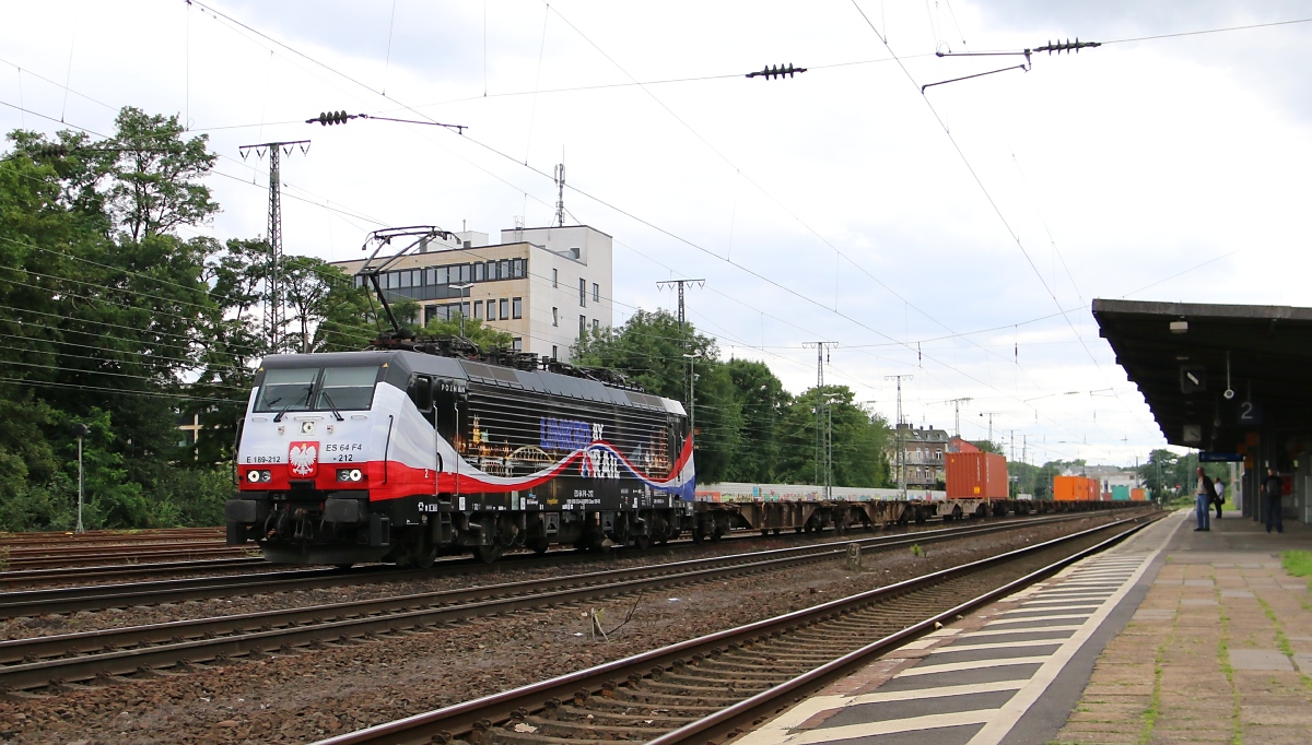 Am 15.07.2014 bot die 189 212 (ES 64 F4-212) den herrlichsten Anblick in Köln West. Sie bespannte einen Containerzug.