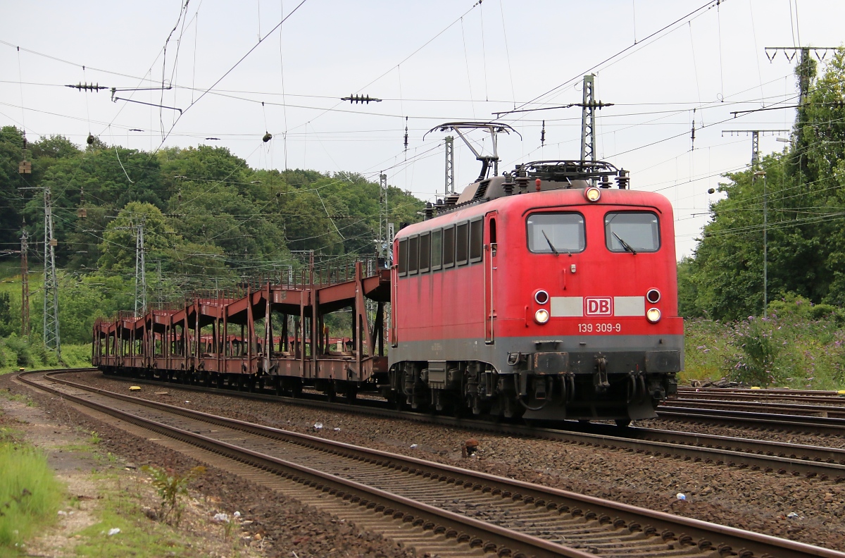 Am 15.07.2014 kam 139 309-9 mit einem leeren Autotransportwagen-Zug durch Köln West.