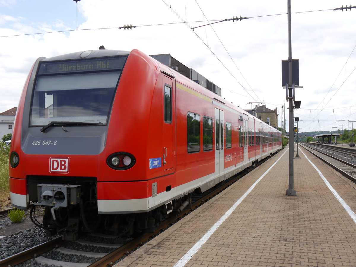 Am 15.07.2016 steht 425 047 in Kitzingen und wartet auf die Ausfahrt als RB 58094 nach Würzburg Hbf.