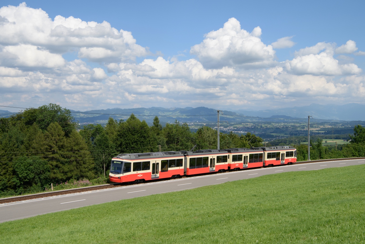 Am 15.07.2017 fährt eine S 18, bestehend aus dem Be 4/6 61 und dem Be 4/6 68, von Scheuren Richtung Neuhaus.