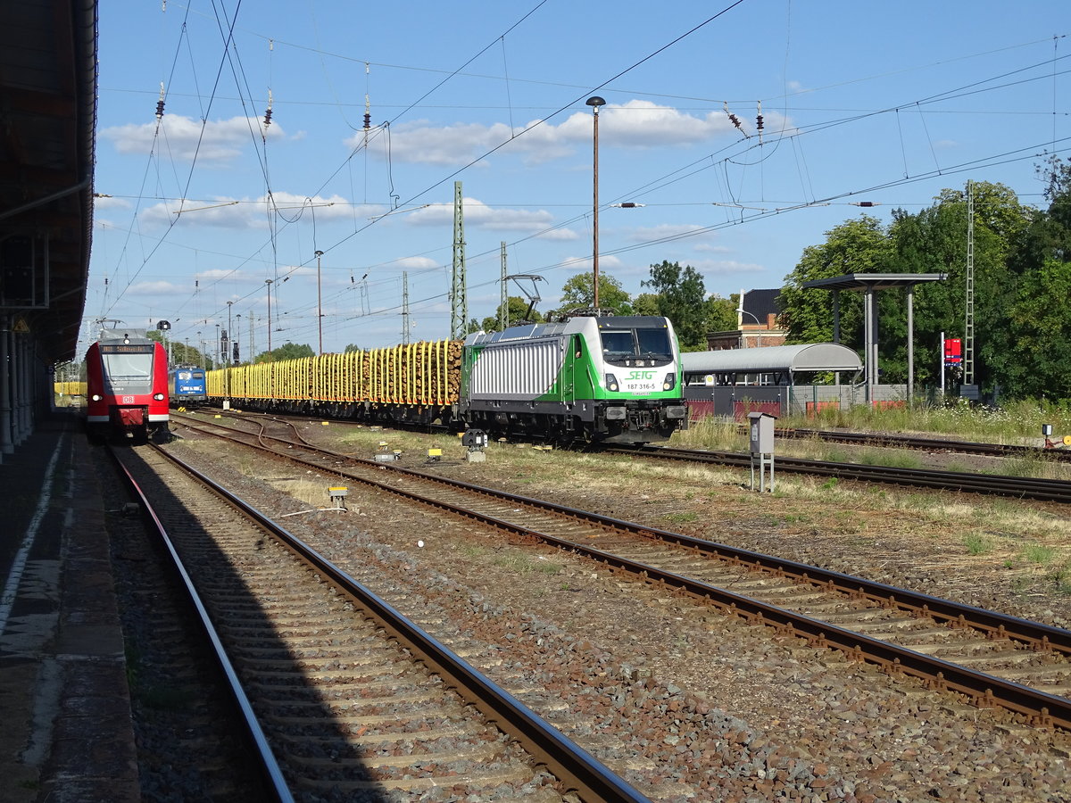 Am 15.07.2018 kam 187 316 mit einem Holzzug aus Richtung Berlin nach Stendal und brachte ihn nach Borstel.