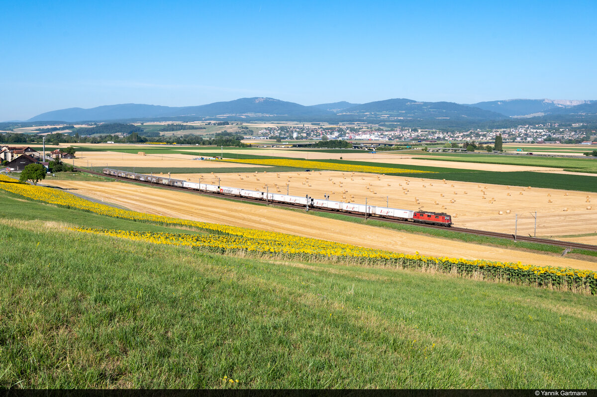 Am 15.07.2022 ist SBB Cargo Re 420 256 unterwegs von Chavornay nach Zofingen und konnte hier bei Essert-Pittet aufgenommen werden