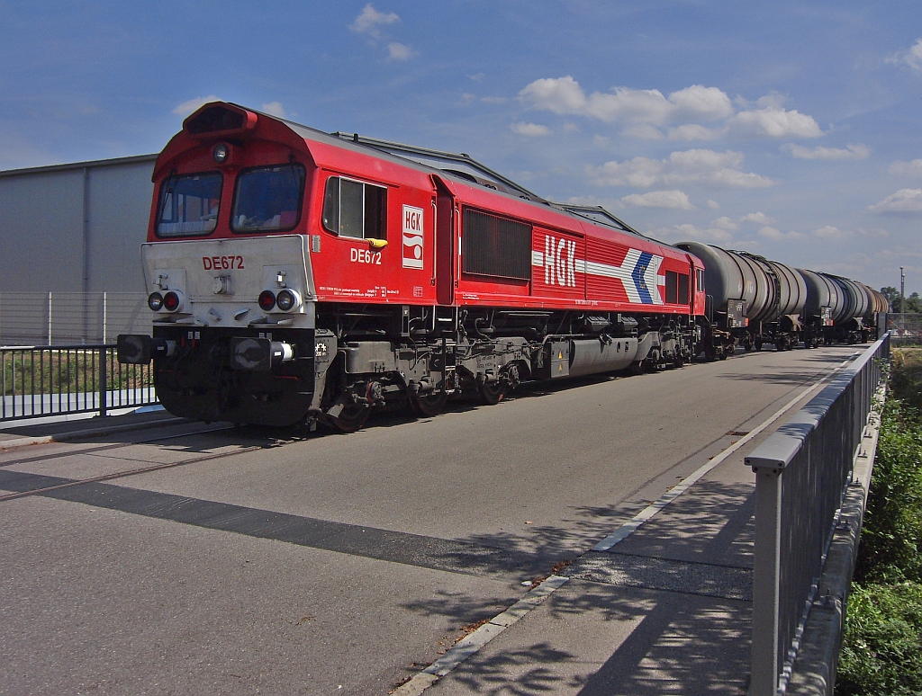 Am 15.08.2013 wurde in Ulm-Donautal DE 672 der HGK mit leeren Kesselwagen kurz nach der Ausfahrt aus dem Tanklager eines Heizlhndlers fotografiert.