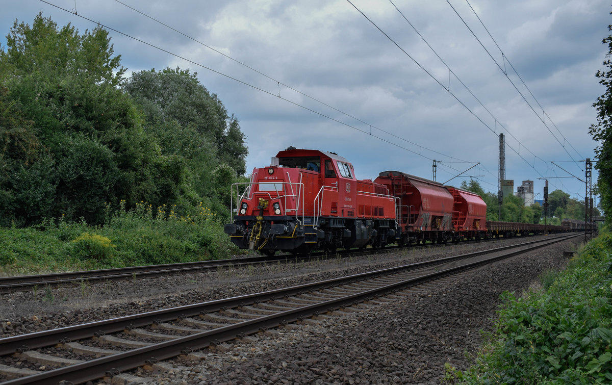 Am 15.08.2018 bringt 261 074 eine Übergabe nach Seelze Rbf, in Anderten-Misburg.