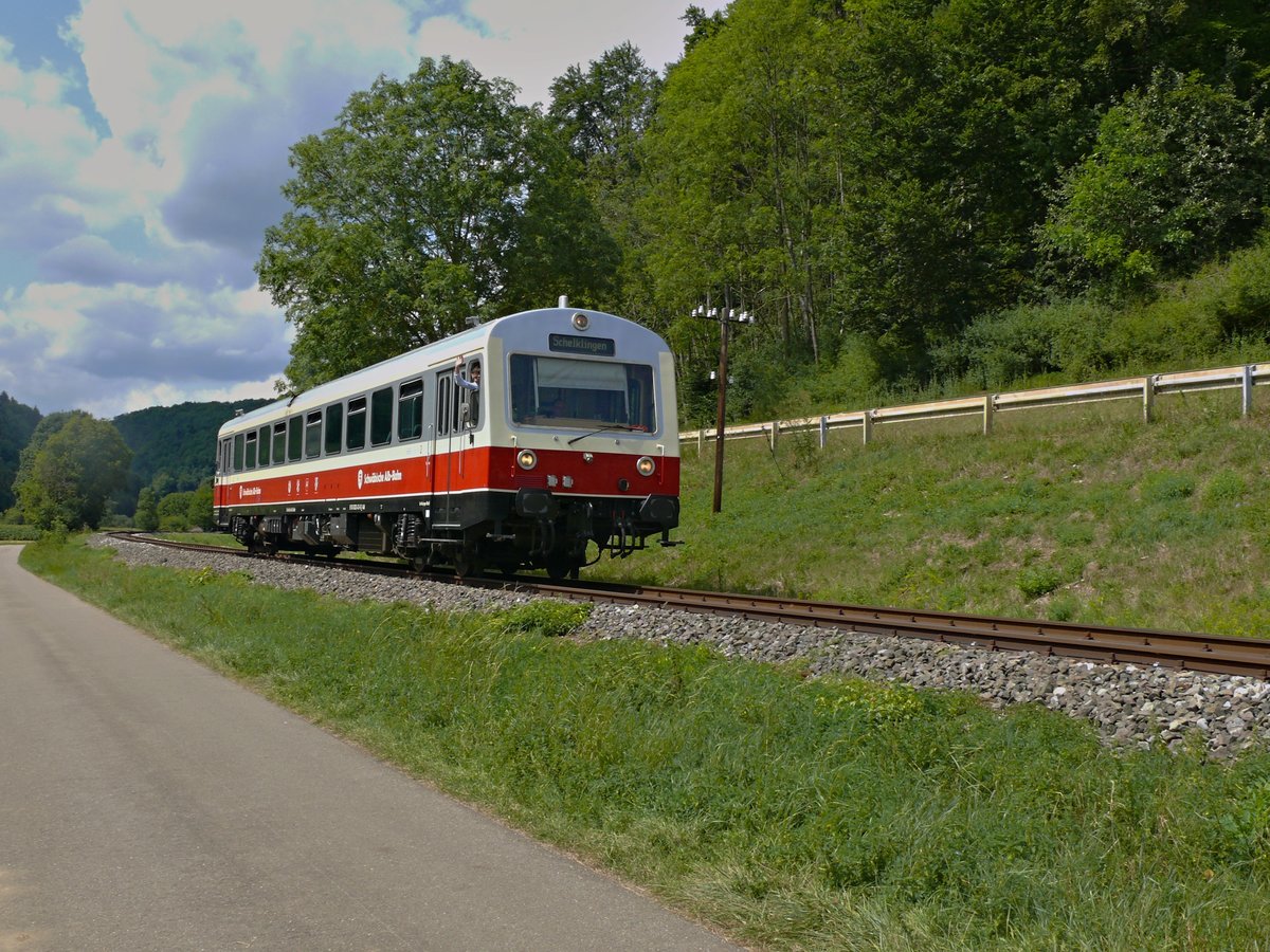 Am 15.08.2018 um 14:10 Uhr fährt ein NE 81 Triebwagen der Schwäbischen-Alb-Bahn (SAB) von Münsingen nach Schelklingen.