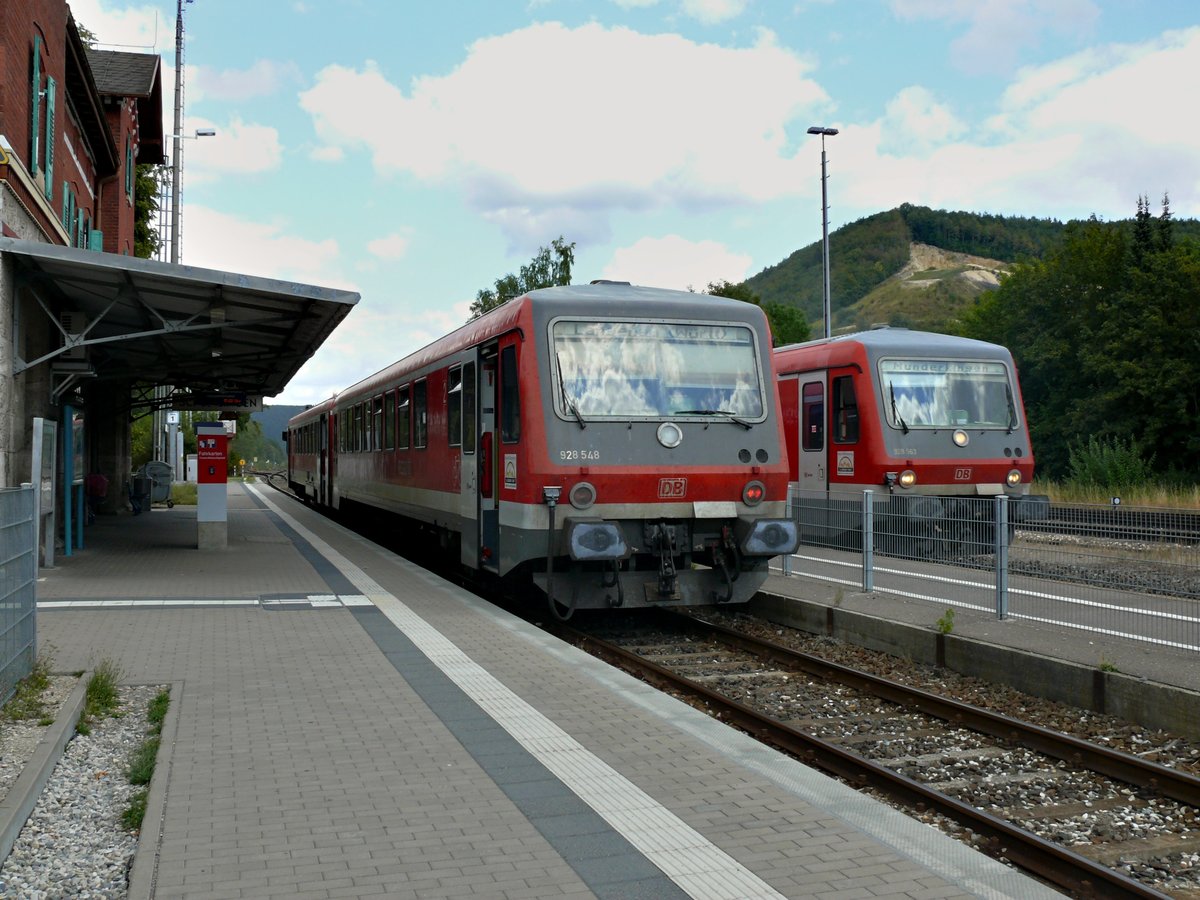 Am 15.08.2018 um 15:07 Uhr warten 628 548 und 628 563 auf die Weiterfahrt. Rechter fährt als RB 22372 nach Munderkingen und 628 548 fährt als RB 22377 nach Langenau (Württ).