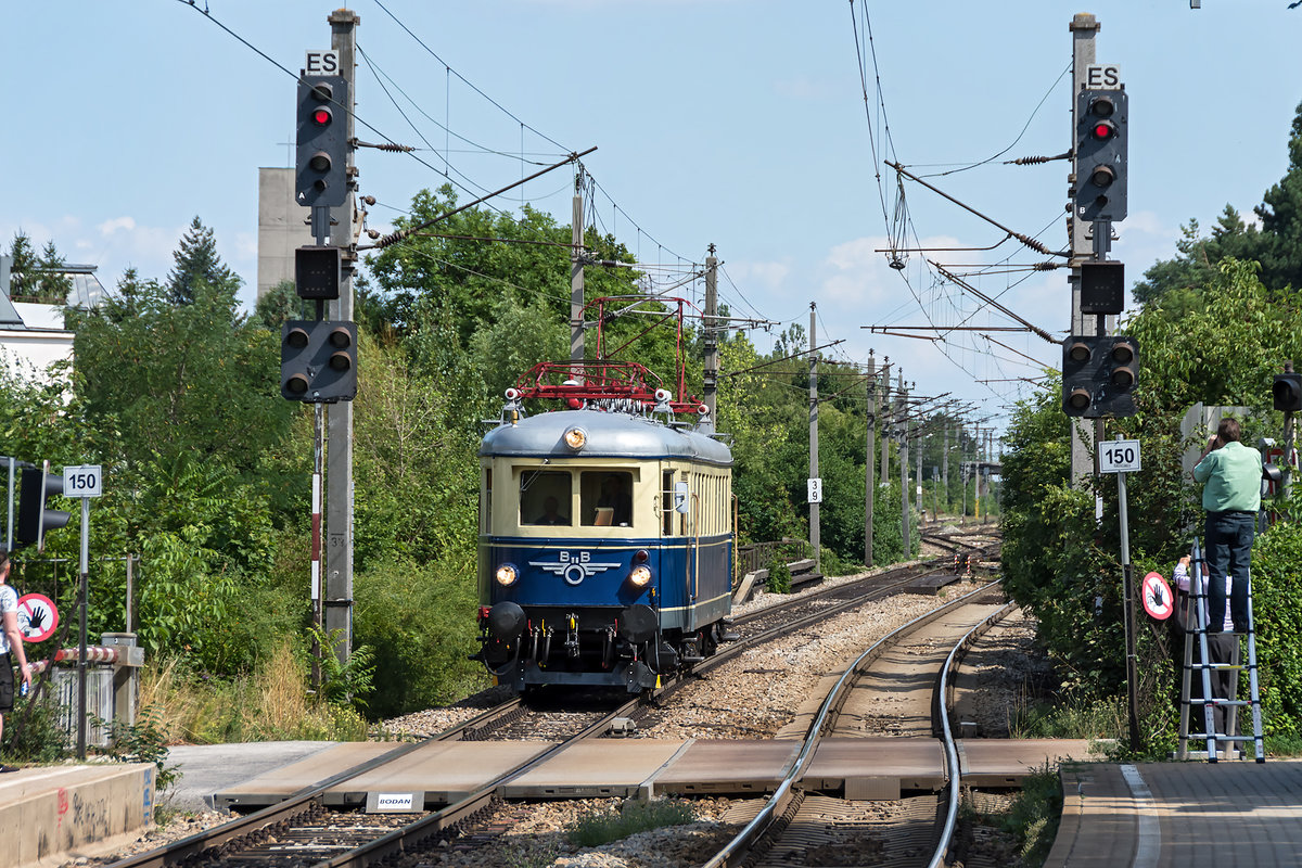 Am 15.08.2019 war der ET 4042.01 der Nostagliebahnen in Kärnten in den Osten Österreich zu sehen. Hier als SPL 17070 von Peggau-Deutschfeistritz nach Wien Westbahnhof in Wien Speising.