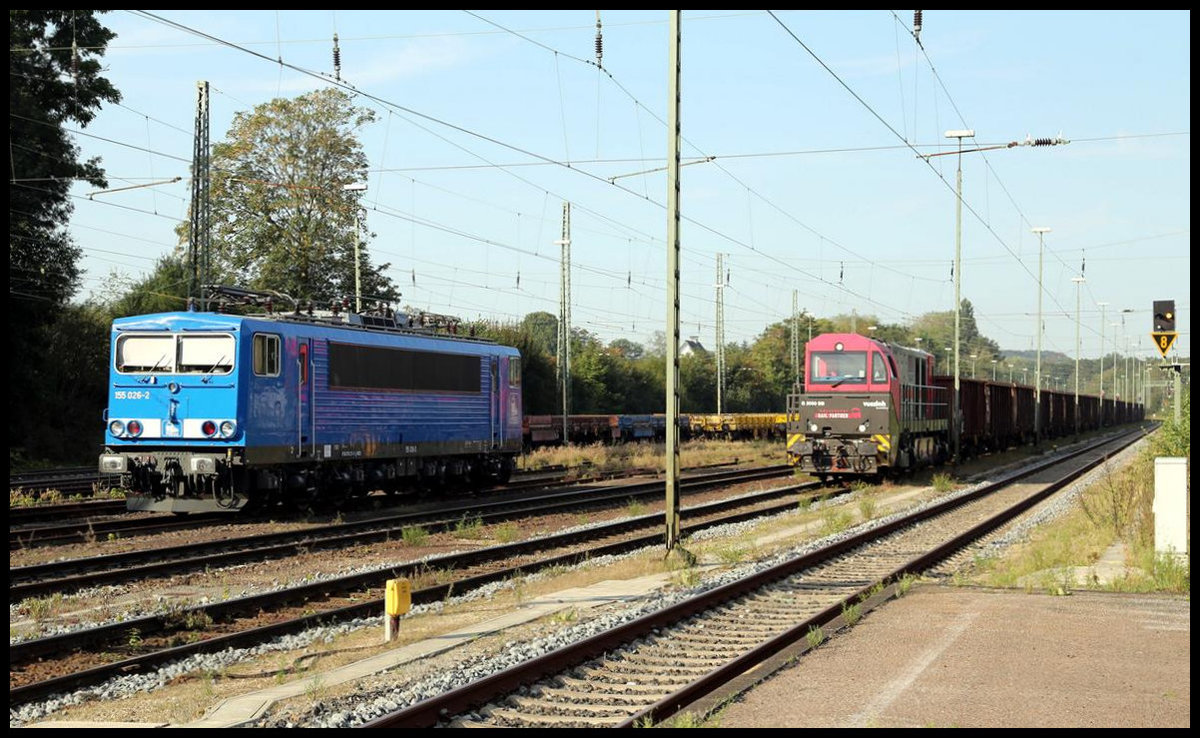 Am 15.09.2020 waren zwei Exoten im Bahnhof Hasbergen zu sehen. Während links abgebügelt die Press 155026-2 um 10.00 Uhr auf ihren nächsten Einsatz wartete, hatte die Vossloh G 2000 mit Nummer 2101 von Independent Rail Partner gerade umgespannt und wartete auf die Ausfahrt in Richtung Osnabrück.