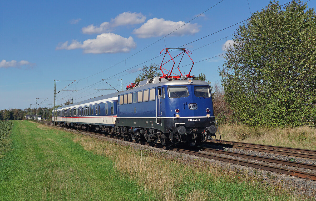 Am 15.09.2026 war f�r viele Fotografen die stahlblaue B�gelfalte ''110 448-8'',
das Objekt der Begierde.
Die elegante Lokomotive von TRI (Train Rental GmbH) bespannt den RB 37
auf der Niers-Erft-Bahn in Kaarst.