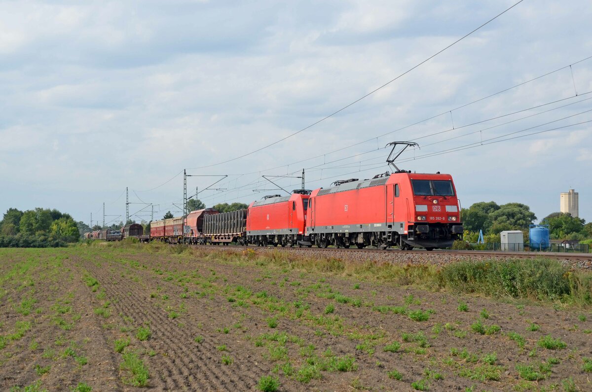 Am 15.09.21 führte 185 392 ihren gemischten Güterzug durch Gräfenhainichen und hatte dabei  185 174 als Wagenlok im Schlepp.